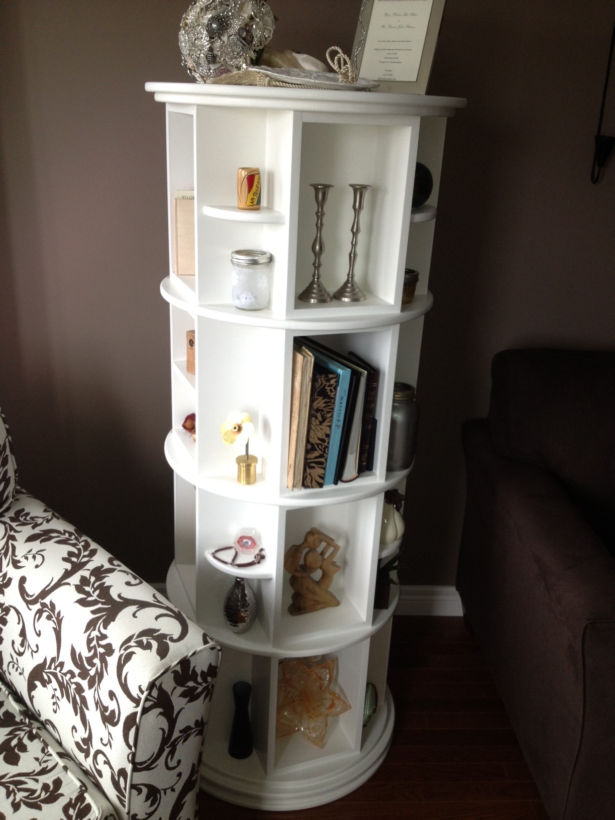 Rotating bookshelf